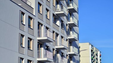 Kentsel konut binasının modern mimarisi. Apartmanın dış tarafı, apartman cephesi..