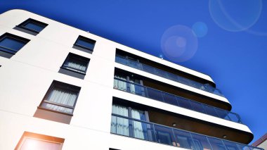 Kentsel konut binasının modern mimarisi. Apartmanın dış tarafı, apartman cephesi..