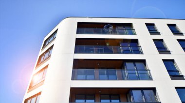 Kentsel konut binasının modern mimarisi. Apartmanın dış tarafı, apartman cephesi..