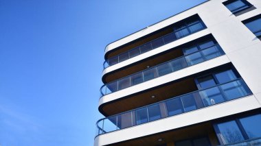 Kentsel konut binasının modern mimarisi. Apartmanın dış tarafı, apartman cephesi..