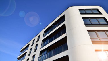 Kentsel konut binasının modern mimarisi. Apartmanın dış tarafı, apartman cephesi..