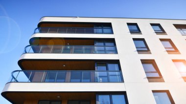 Kentsel konut binasının modern mimarisi. Apartmanın dış tarafı, apartman cephesi..