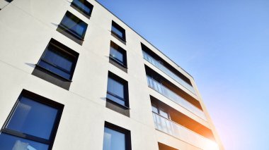 Kentsel konut binasının modern mimarisi. Apartmanın dış tarafı, apartman cephesi..