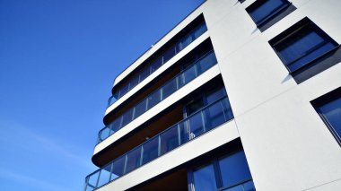 Kentsel konut binasının modern mimarisi. Apartmanın dış tarafı, apartman cephesi..