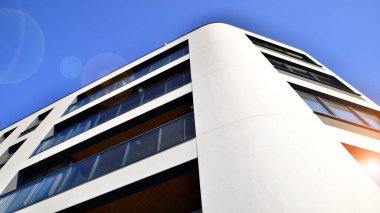 Kentsel konut binasının modern mimarisi. Apartmanın dış tarafı, apartman cephesi..