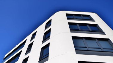 Kentsel konut binasının modern mimarisi. Apartmanın dış tarafı, apartman cephesi..