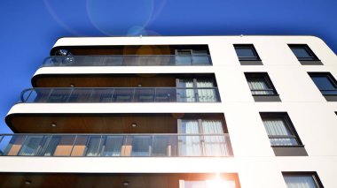 Kentsel konut binasının modern mimarisi. Apartmanın dış tarafı, apartman cephesi..