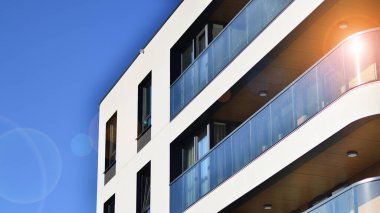 Kentsel konut binasının modern mimarisi. Apartmanın dış tarafı, apartman cephesi..