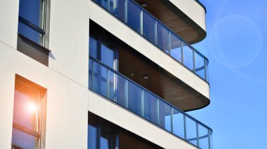 Kentsel konut binasının modern mimarisi. Apartmanın dış tarafı, apartman cephesi..