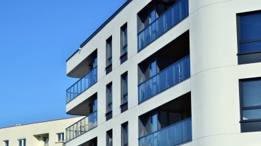Kentsel konut binasının modern mimarisi. Apartmanın dış tarafı, apartman cephesi..