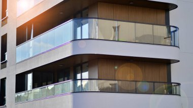 Kentsel konut binasının modern mimarisi. Apartmanın dış tarafı, apartman cephesi..
