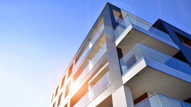 Kentsel konut binasının modern mimarisi. Apartmanın dış tarafı, apartman cephesi..
