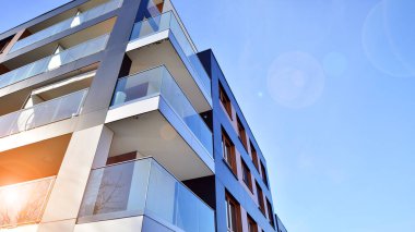 Kentsel konut binasının modern mimarisi. Apartmanın dış tarafı, apartman cephesi..