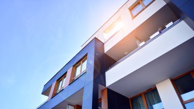 Kentsel konut binasının modern mimarisi. Apartmanın dış tarafı, apartman cephesi..