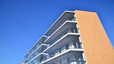 Kentsel konut binasının modern mimarisi. Apartmanın dış tarafı, apartman cephesi..