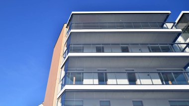 Kentsel konut binasının modern mimarisi. Apartmanın dış tarafı, apartman cephesi..
