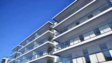 Kentsel konut binasının modern mimarisi. Apartmanın dış tarafı, apartman cephesi..