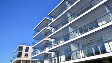 Kentsel konut binasının modern mimarisi. Apartmanın dış tarafı, apartman cephesi..