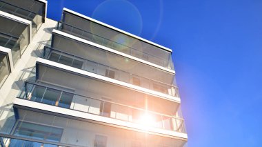 Kentsel konut binasının modern mimarisi. Apartmanın dış tarafı, apartman cephesi..