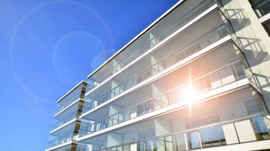 Kentsel konut binasının modern mimarisi. Apartmanın dış tarafı, apartman cephesi..