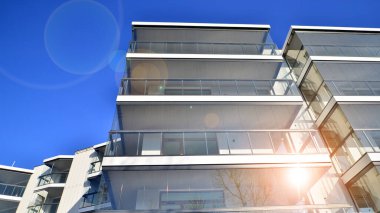 Kentsel konut binasının modern mimarisi. Apartmanın dış tarafı, apartman cephesi..