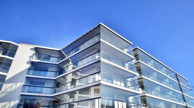 Kentsel konut binasının modern mimarisi. Apartmanın dış tarafı, apartman cephesi..