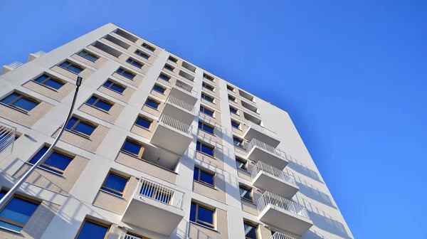 Kentsel konut binasının modern mimarisi. Apartmanın dış tarafı, apartman cephesi..