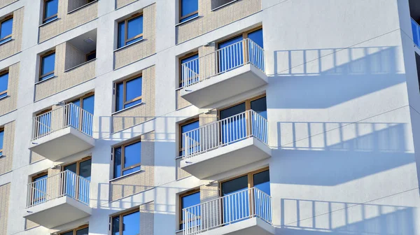 Kentsel konut binasının modern mimarisi. Apartmanın dış tarafı, apartman cephesi..