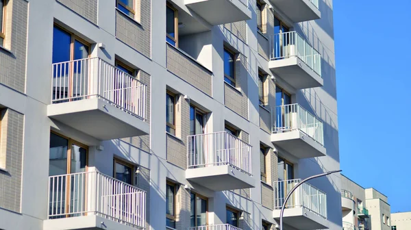Kentsel konut binasının modern mimarisi. Apartmanın dış tarafı, apartman cephesi..