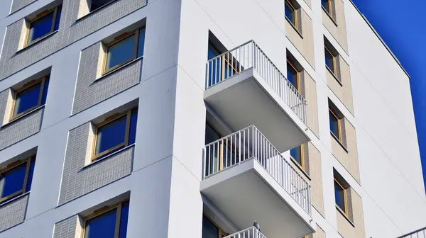 Kentsel konut binasının modern mimarisi. Apartmanın dış tarafı, apartman cephesi..