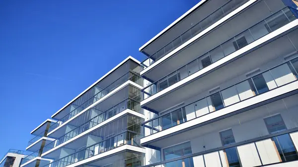 Kentsel konut binasının modern mimarisi. Apartmanın dış tarafı, apartman cephesi..