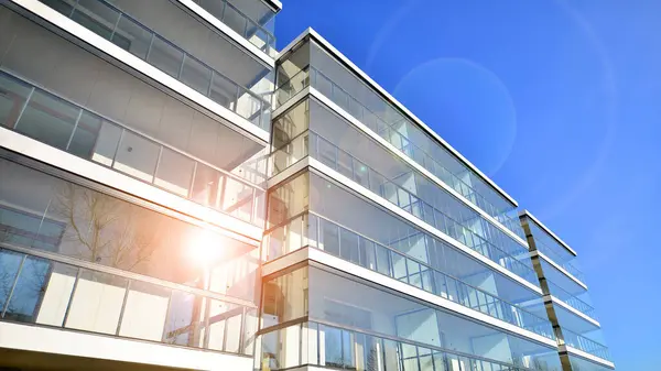 Kentsel konut binasının modern mimarisi. Apartmanın dış tarafı, apartman cephesi..