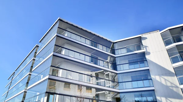 Kentsel konut binasının modern mimarisi. Apartmanın dış tarafı, apartman cephesi..