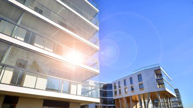 Eşsiz bir mimari çözümü olan bir apartman. Beyaz cepheli ve yüksek beton sütunların üzerinde duran modern bir yerleşim yeri..