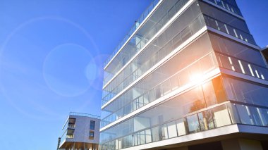 Kentsel konut binasının modern mimarisi. Apartmanın dış tarafı, apartman cephesi..