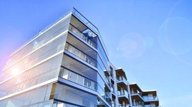 Kentsel konut binasının modern mimarisi. Apartmanın dış tarafı, apartman cephesi..