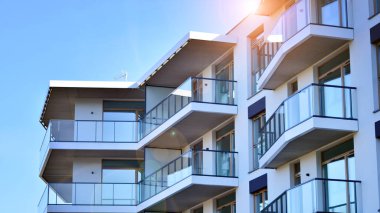 Kentsel konut binasının modern mimarisi. Apartmanın dış tarafı, apartman cephesi..