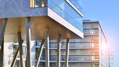 Eşsiz bir mimari çözümü olan bir apartman. Beyaz cepheli ve yüksek beton sütunların üzerinde duran modern bir yerleşim yeri..