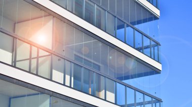 Kentsel konut binasının modern mimarisi. Apartmanın dış tarafı, apartman cephesi..