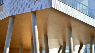 Eşsiz bir mimari çözümü olan bir apartman. Beyaz cepheli ve yüksek beton sütunların üzerinde duran modern bir yerleşim yeri..