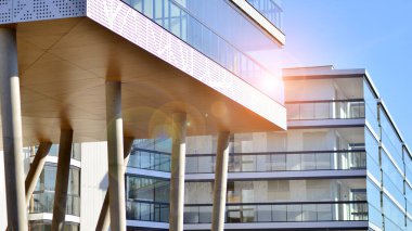 Eşsiz bir mimari çözümü olan bir apartman. Beyaz cepheli ve yüksek beton sütunların üzerinde duran modern bir yerleşim yeri..