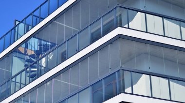 Kentsel konut binasının modern mimarisi. Apartmanın dış tarafı, apartman cephesi..