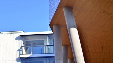 Eşsiz bir mimari çözümü olan bir apartman. Beyaz cepheli ve yüksek beton sütunların üzerinde duran modern bir yerleşim yeri..