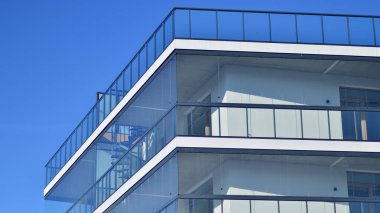 Kentsel konut binasının modern mimarisi. Apartmanın dış tarafı, apartman cephesi..