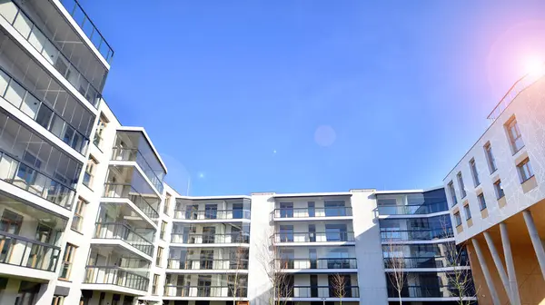 Kentsel konut binasının modern mimarisi. Apartmanın dış tarafı, apartman cephesi..