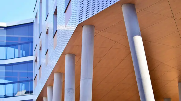 Eşsiz bir mimari çözümü olan bir apartman. Beyaz cepheli ve yüksek beton sütunların üzerinde duran modern bir yerleşim yeri..