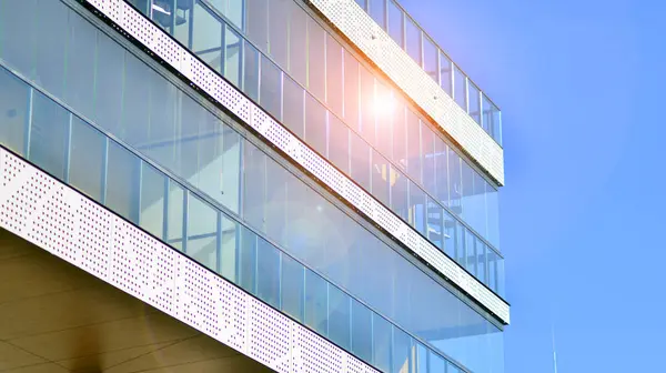 Kentsel konut binasının modern mimarisi. Apartmanın dış tarafı, apartman cephesi..