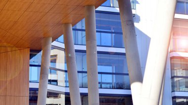 Eşsiz bir mimari çözümü olan bir apartman. Beyaz cepheli ve yüksek beton sütunların üzerinde duran modern bir yerleşim yeri..