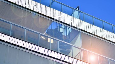 Kentsel konut binasının modern mimarisi. Apartmanın dış tarafı, apartman cephesi..