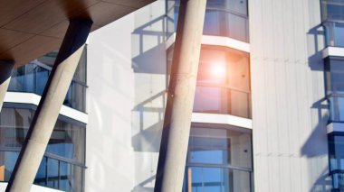 Eşsiz bir mimari çözümü olan bir apartman. Beyaz cepheli ve yüksek beton sütunların üzerinde duran modern bir yerleşim yeri..